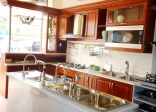 Tủ bếp gỗ nội bật hơn với phụ kiện tủ bếp